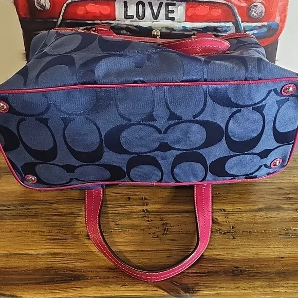 Coach Laura Kisslock 14940 GUC - Picture 5 of 12